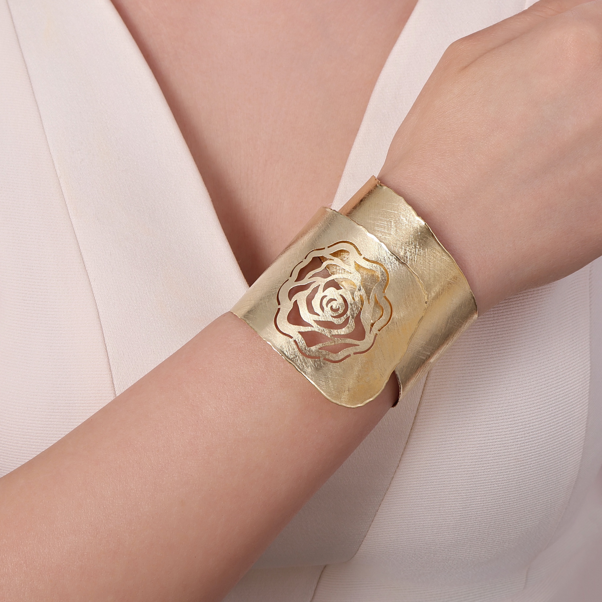 Позолоченный серебряный браслет Sun Collection с узором из роз